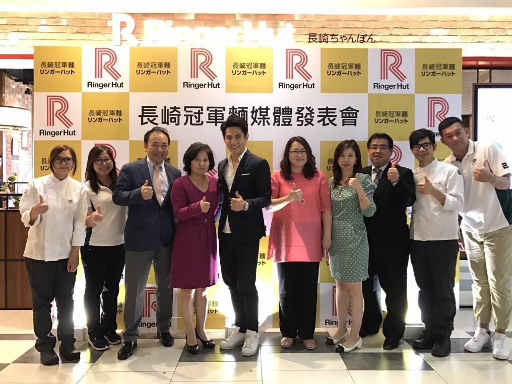 台北南港試營運長崎冠軍麵創辦人米濱會長及高雄餐旅大學長官集體合照